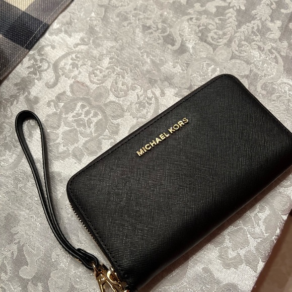 Michael Kors Black Wristlet Wallet - Picture 1 of 5
